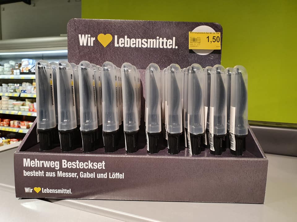 Ab sofort neu bei uns! Unser Mehrweg-Besteck-Set bestehend aus einem Messer, einer Gabel und einem Dessert-Löffel. Die ideale, umweltschonende Alternative passend zu unserem To-Go / Convenience-Sortiment aus unserer Frischemanufaktur. Euer EDEKA