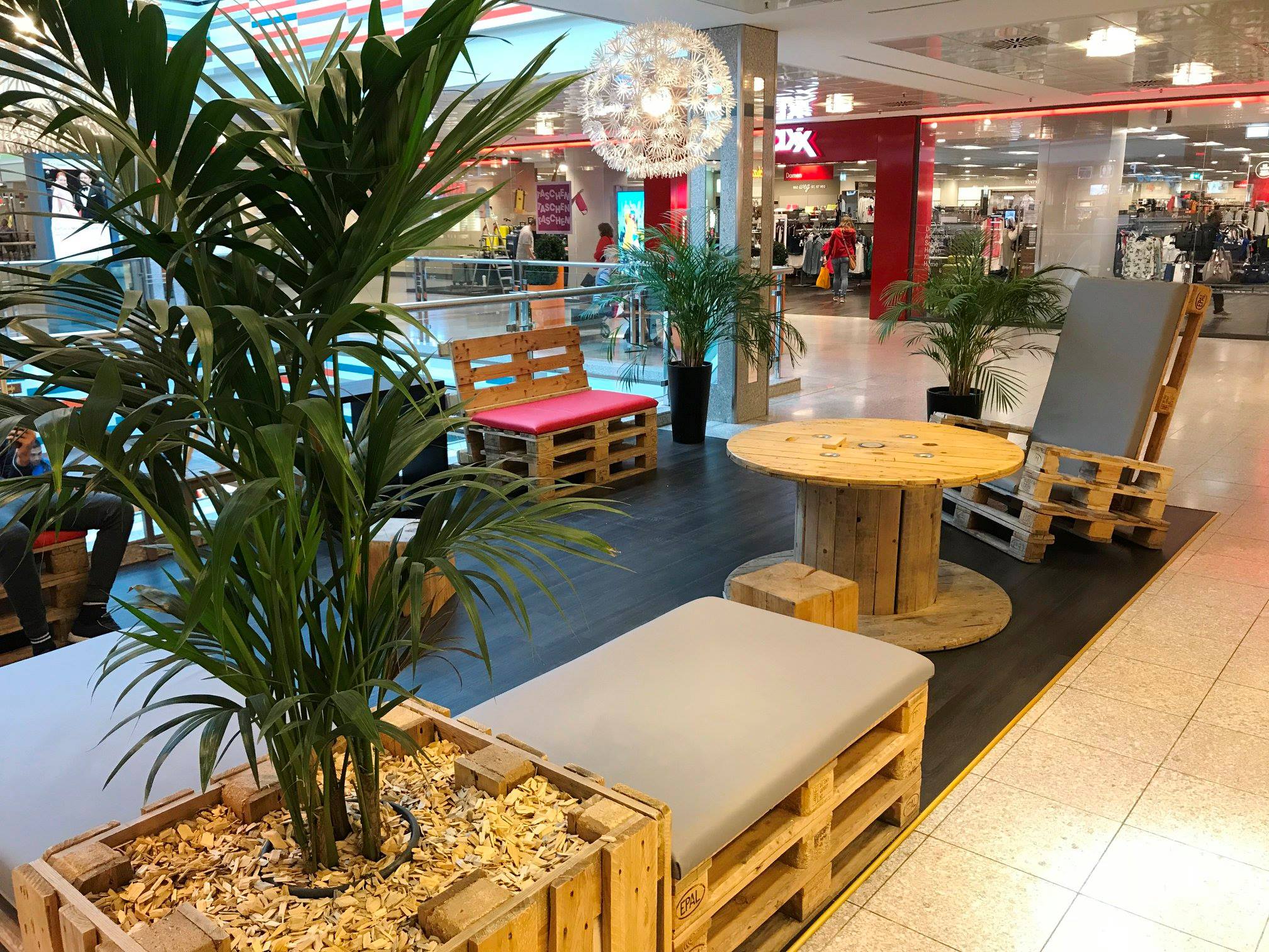 Freies WLAN in deinem LEO-Center Leonberg! Einfach einloggen und 2 Stunden gratis ins Internet gehen, während du ☺ gemütlich in der Chill-Ecke sitzt, 👝 durch die Shops bummelst oder ☕ bei einer Tass