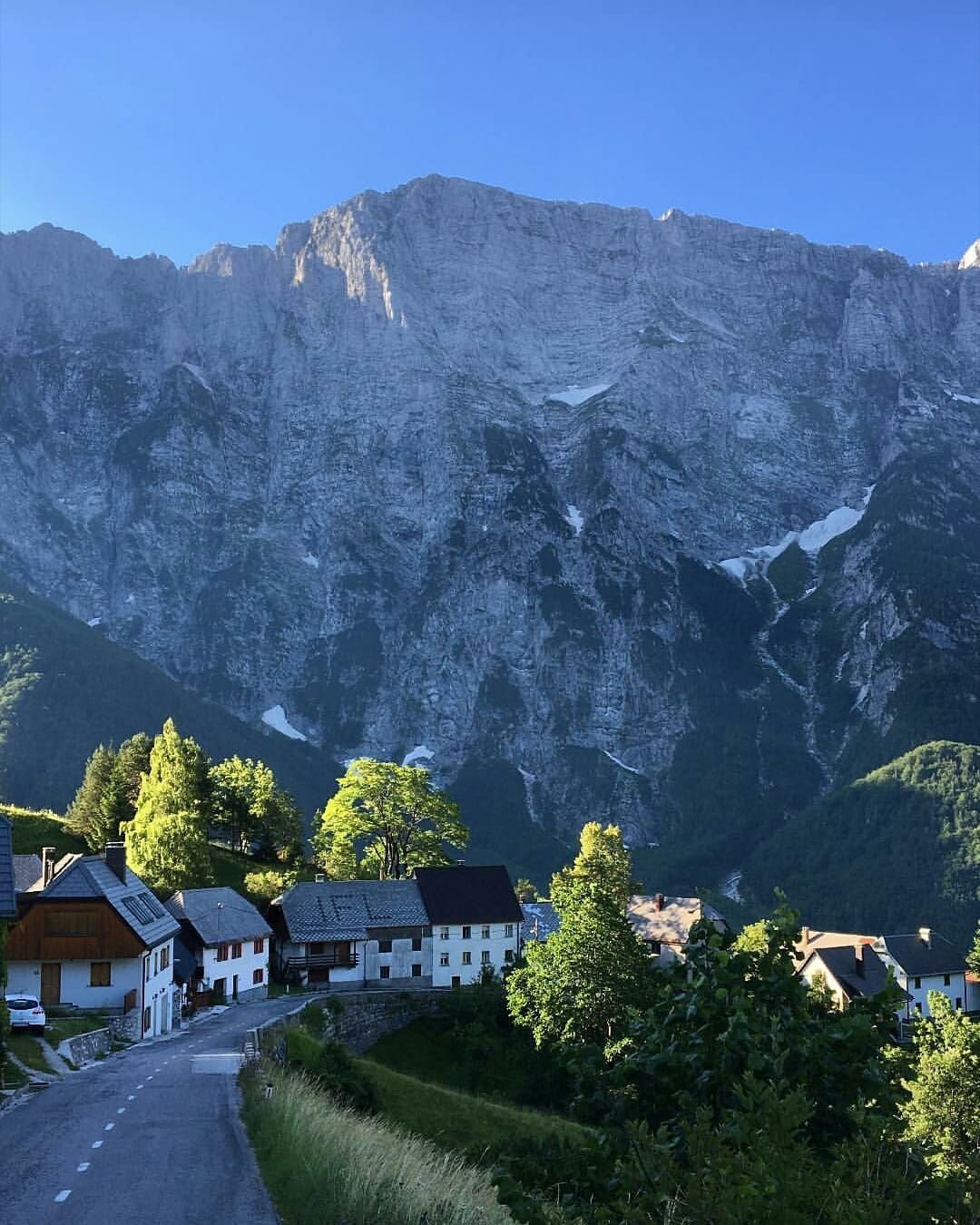 Hotel Boka - Pogled proti Loški steni Strmec na Predelu....