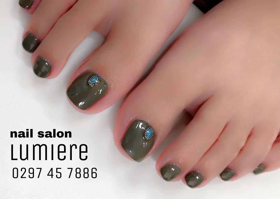 ネイルサロン Lumiere New Color S スモーキーカーキ なんだろなー 画像じゃなかなか伝わらないこの感じ 実際 もっとスモーキーなんですよー きっと みんな好きな色 Footnail フットネイル フットケア ワンカラーネイル Newcolors