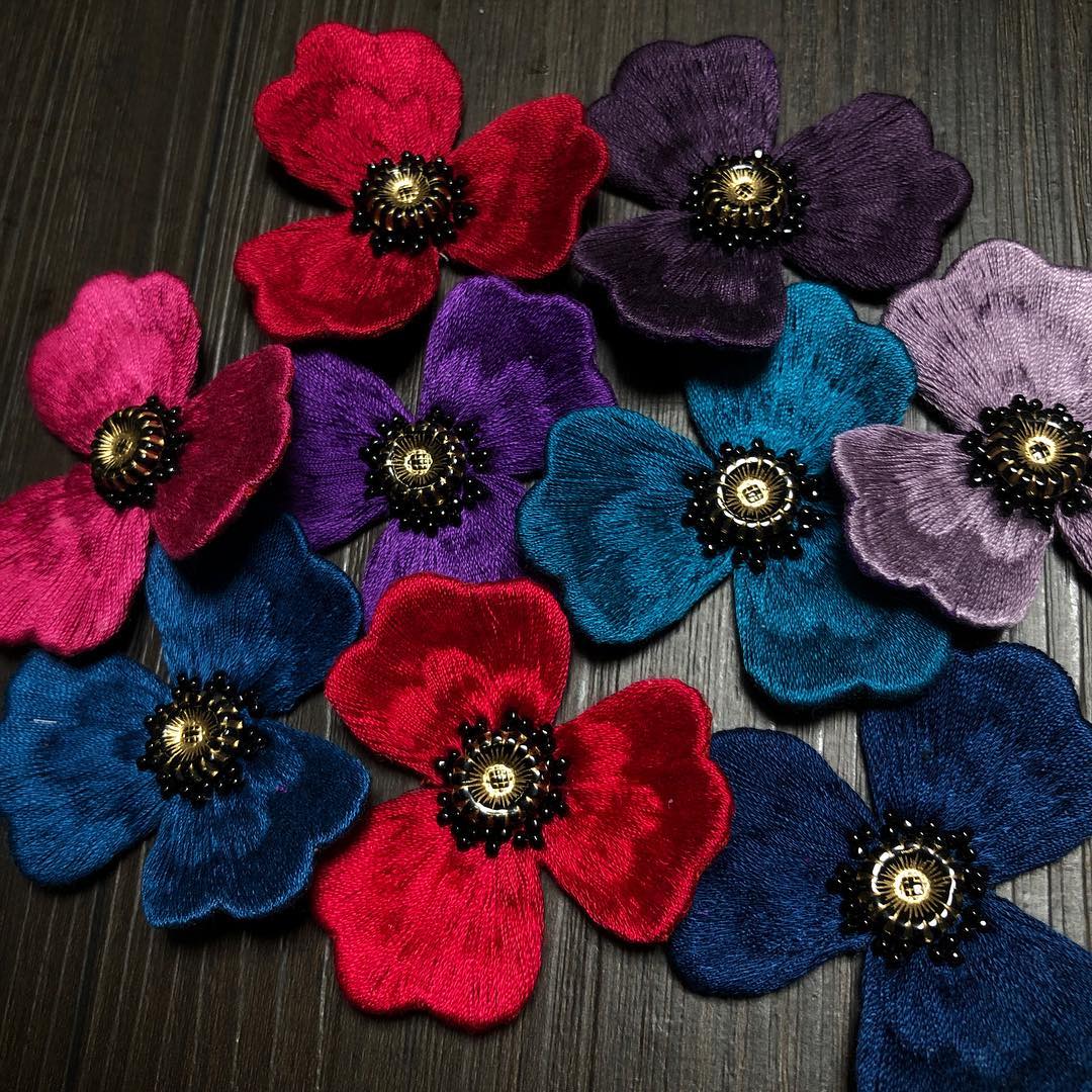 あとりえchikutaku 花芯をビーズ刺繍 まだまだ先は長いです 笑 花刺繍アクセサリー アネモネのブローチ Chikutaku 立体 刺繍 Facebook