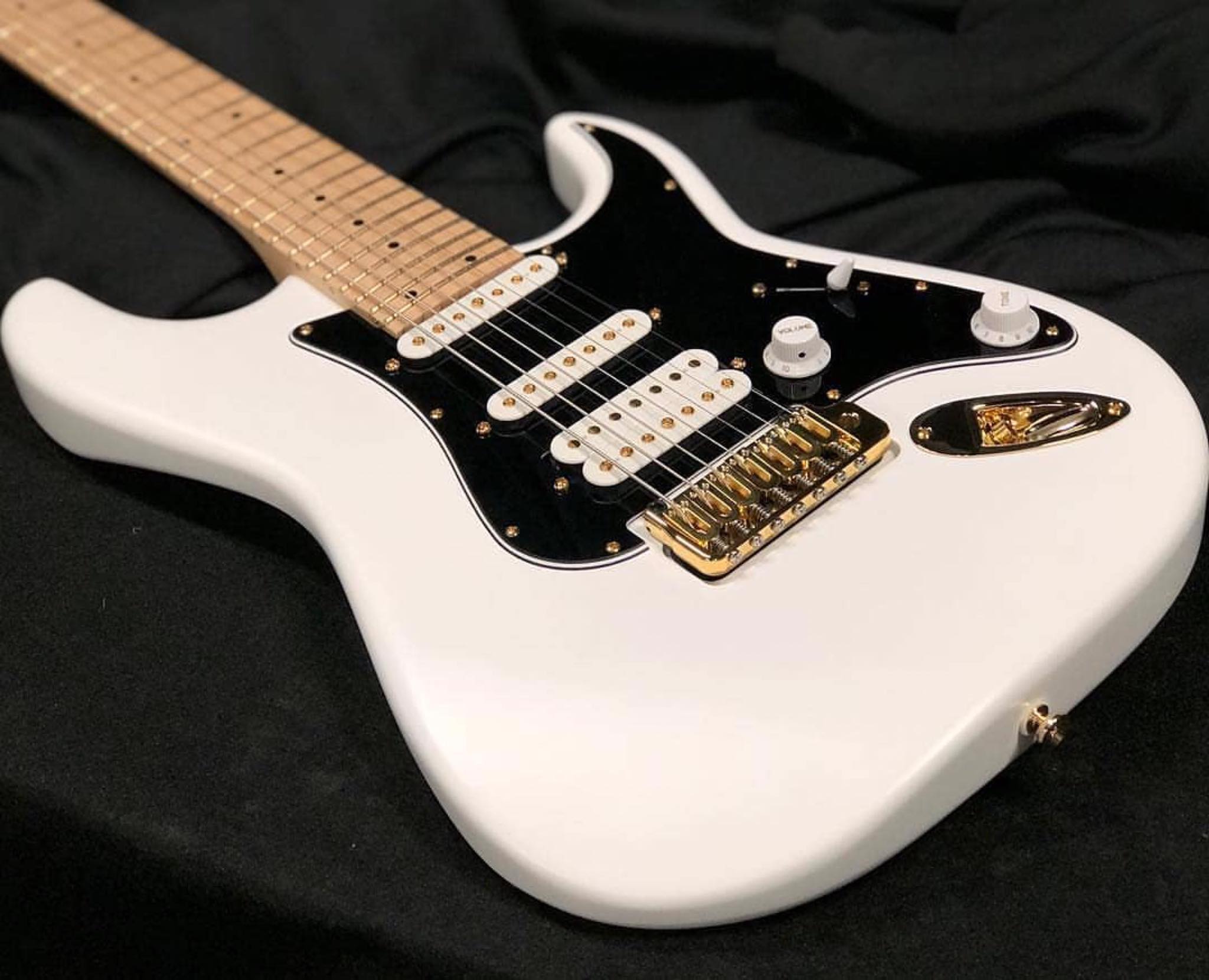 ギター Kiesel Delos7 white satin/Gold Hardware Kiesel Guitars' Delos 7 in trans yellow over antique ash