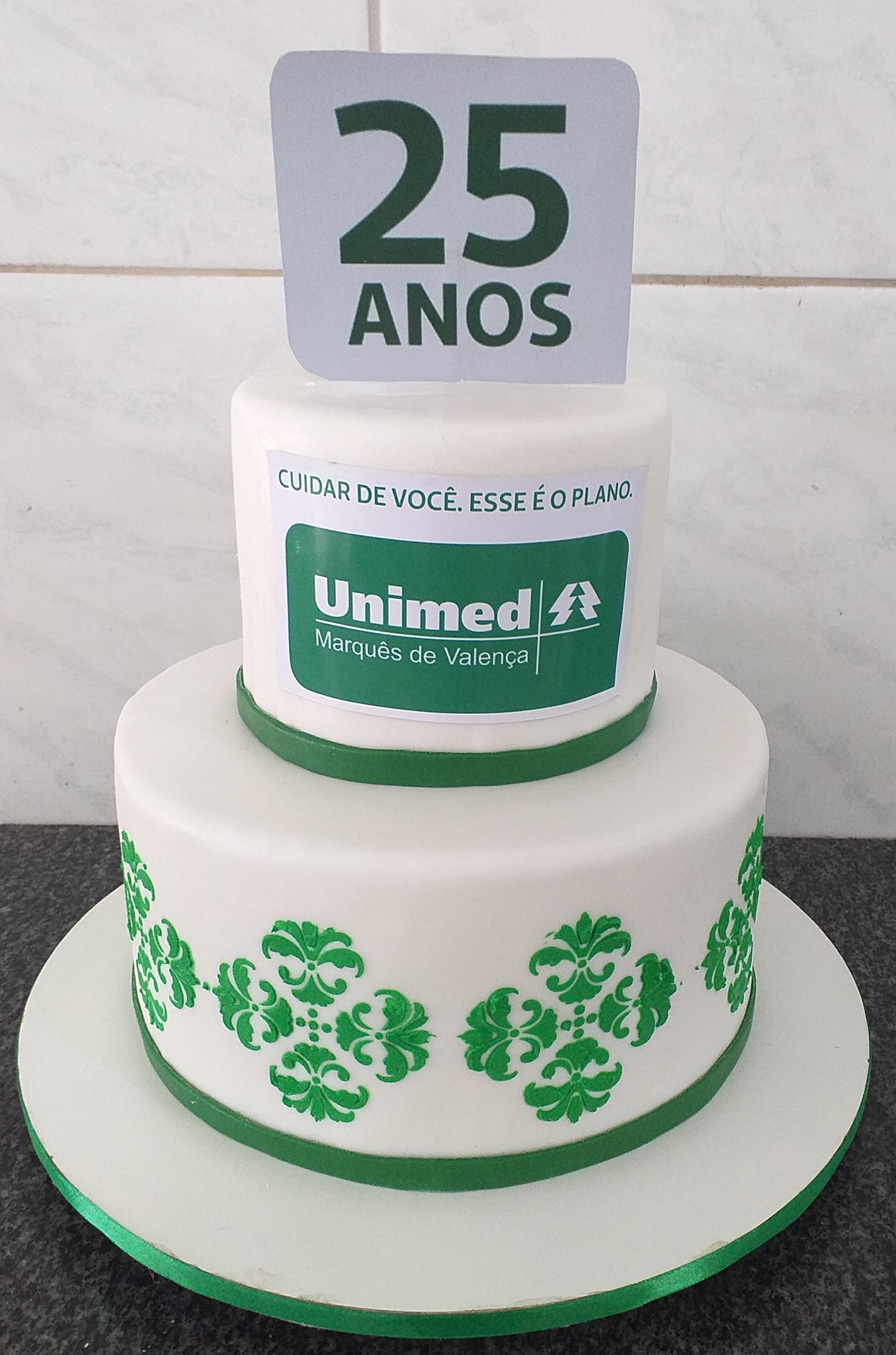 Cida - Bolo fake para comemorar os 25 anos da Unimed Valença. Topper ...
