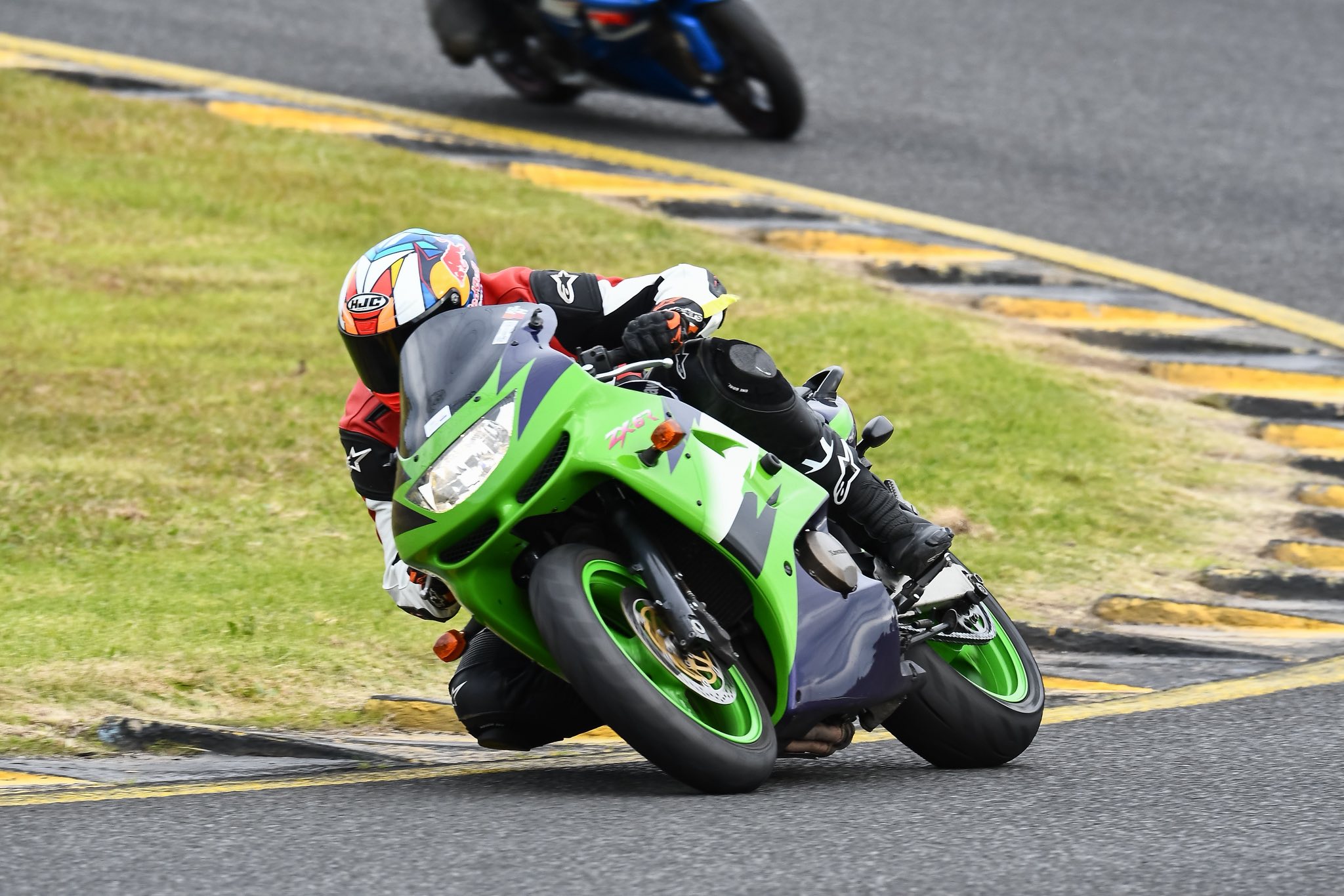 Riding a 98 zx6r sportsbike