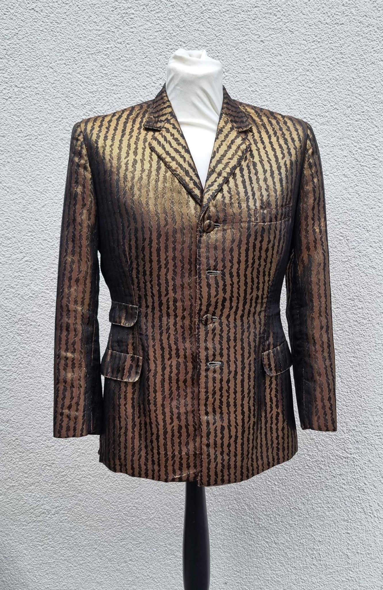 Who can tell me from which year the jacket is? Jacket number 006…?
