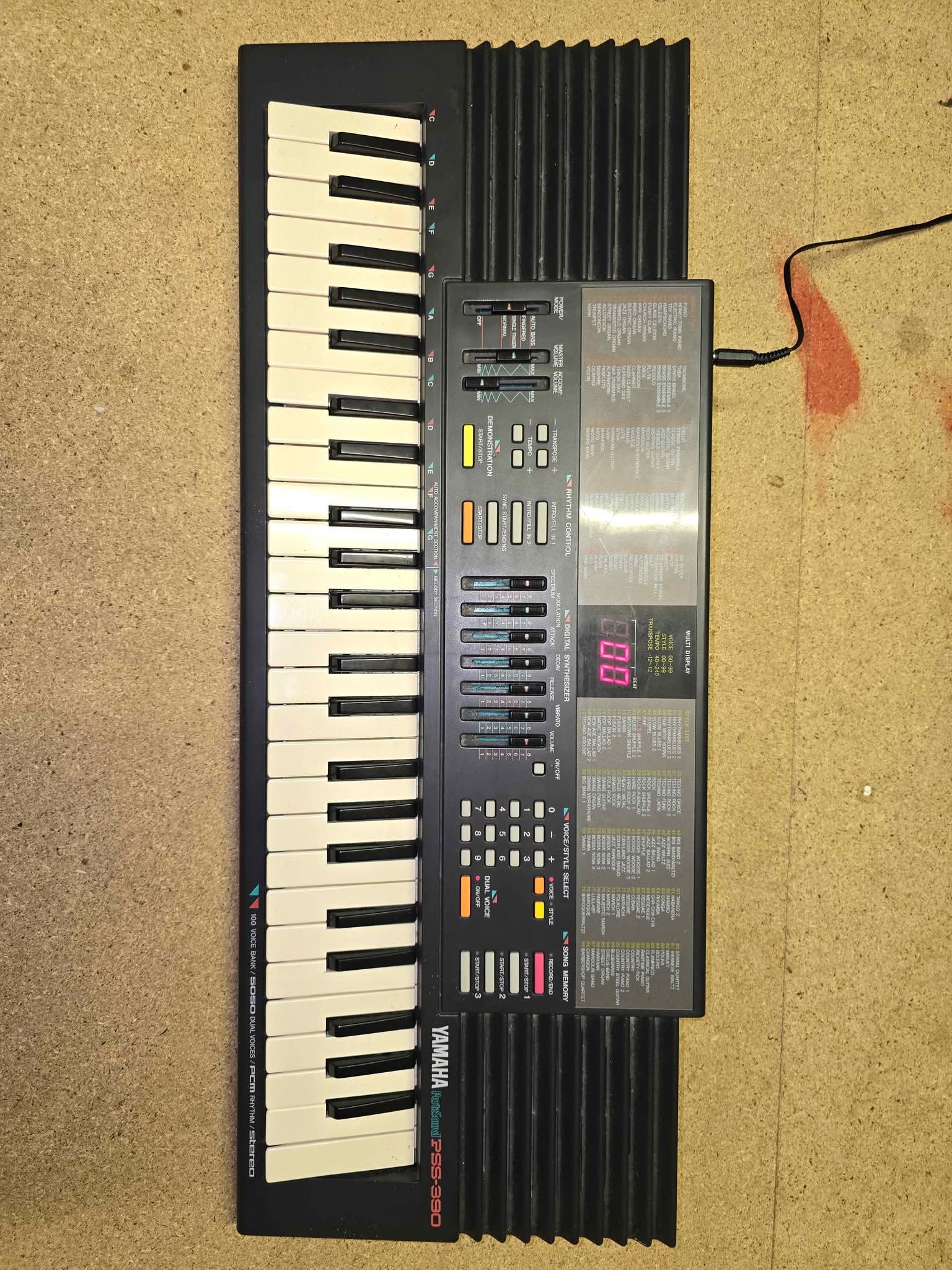 Yamaha PSS-390 49 key electronic synthesiser keyboard, with power