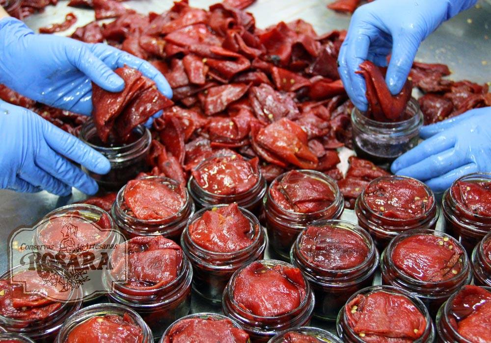 El embotado de los pimiento... - CONSERVAS ARTESANAS ROSARA