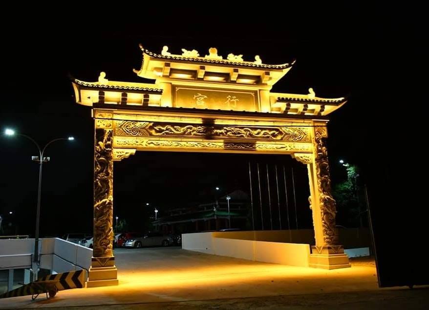 柔佛古廟行宮牌樓已建成，夜間大放光明... - 柔佛古庙 Johor Ancient Temple