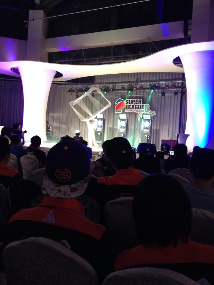 LIVE Corner TPED - Live corner全體員工都來參加fiesta了，馬戲團表演中好特別好好玩喔 ️ | Facebook
