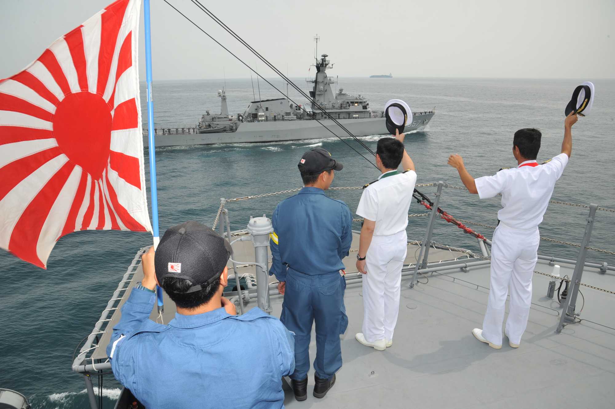 防衛省 海上自衛隊 (Japan - 哨戒艦「ブン・トモ」を見送る護衛艦
