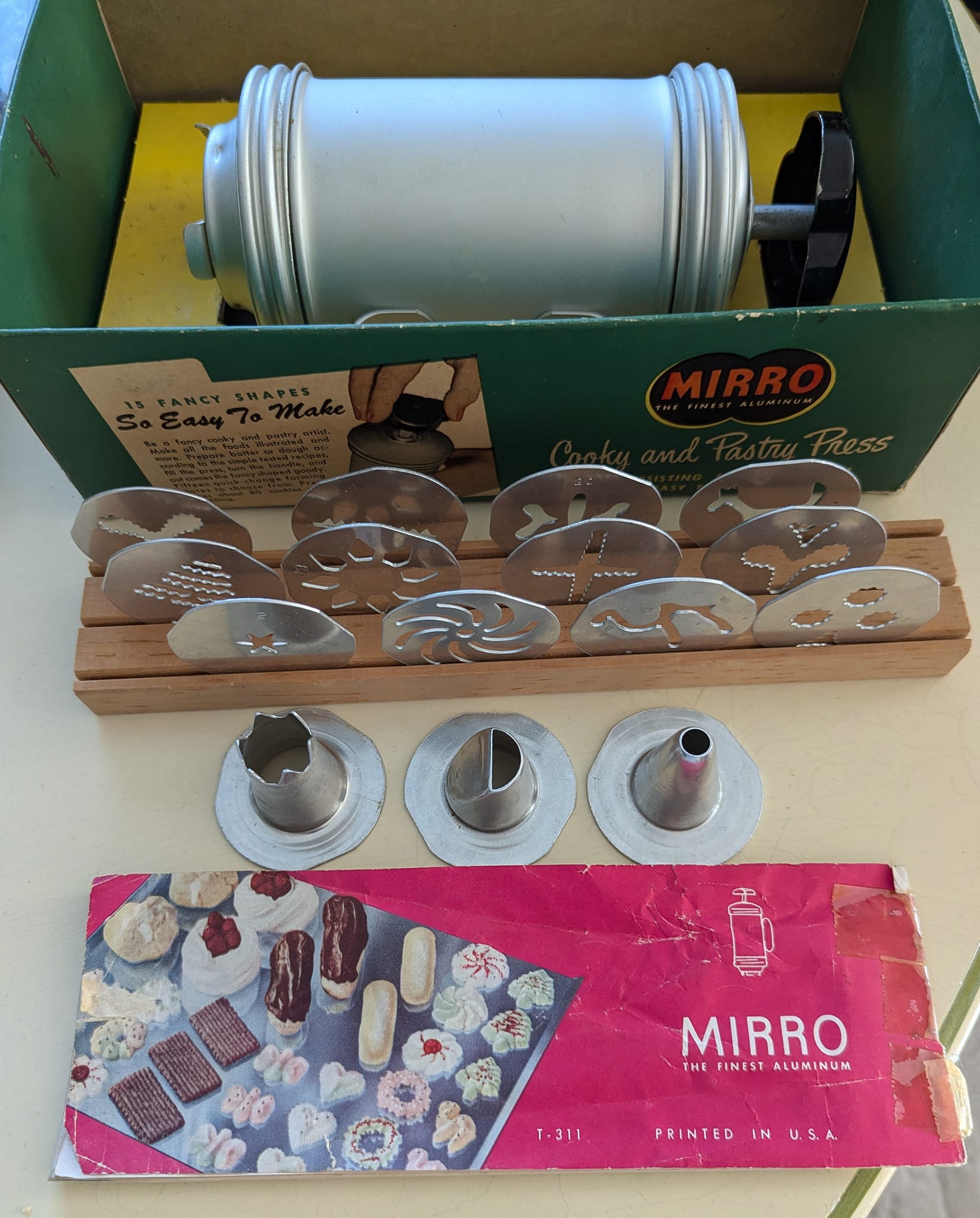 Mirro cookie and pastry press complete set?