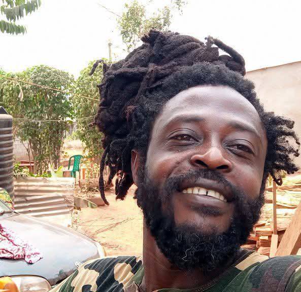 Regardez comment Rockey Lapaix Le Rastaman lobe le gardien . Respectez ...