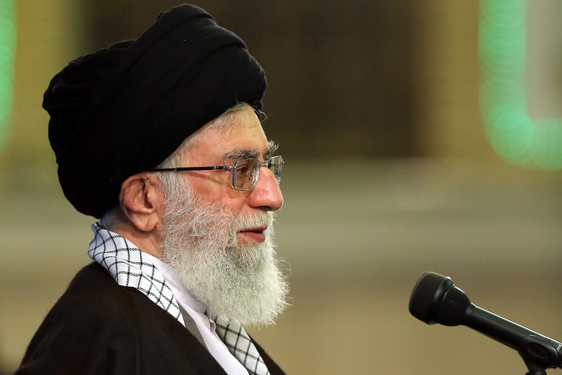 کتاب خانهء رهبر - حضرت امام خامنه‌ای: من هر زماني كه به ياد كتاب و وضع ...