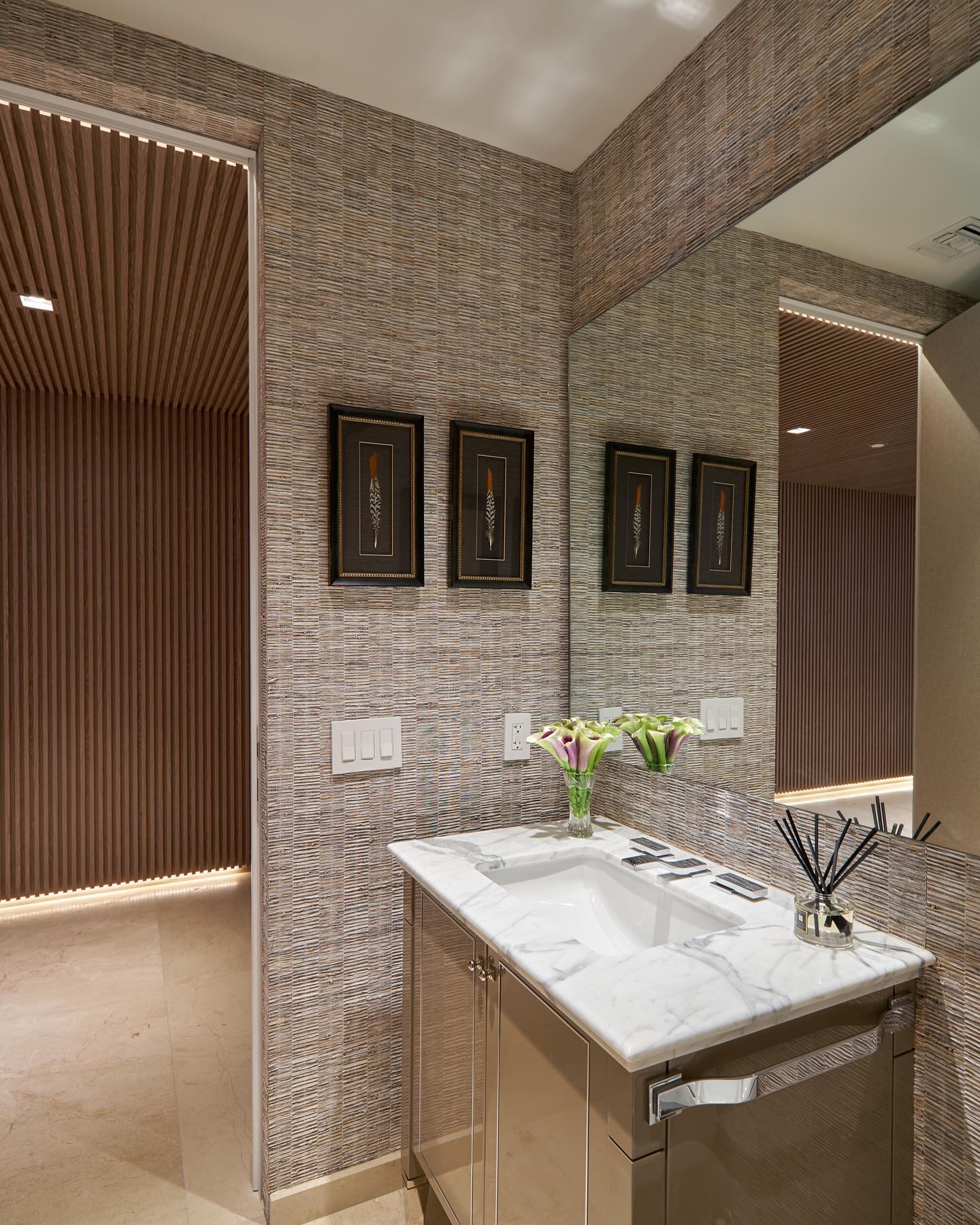 The natural wallpaper gives a... - J. Sabó Interior Design