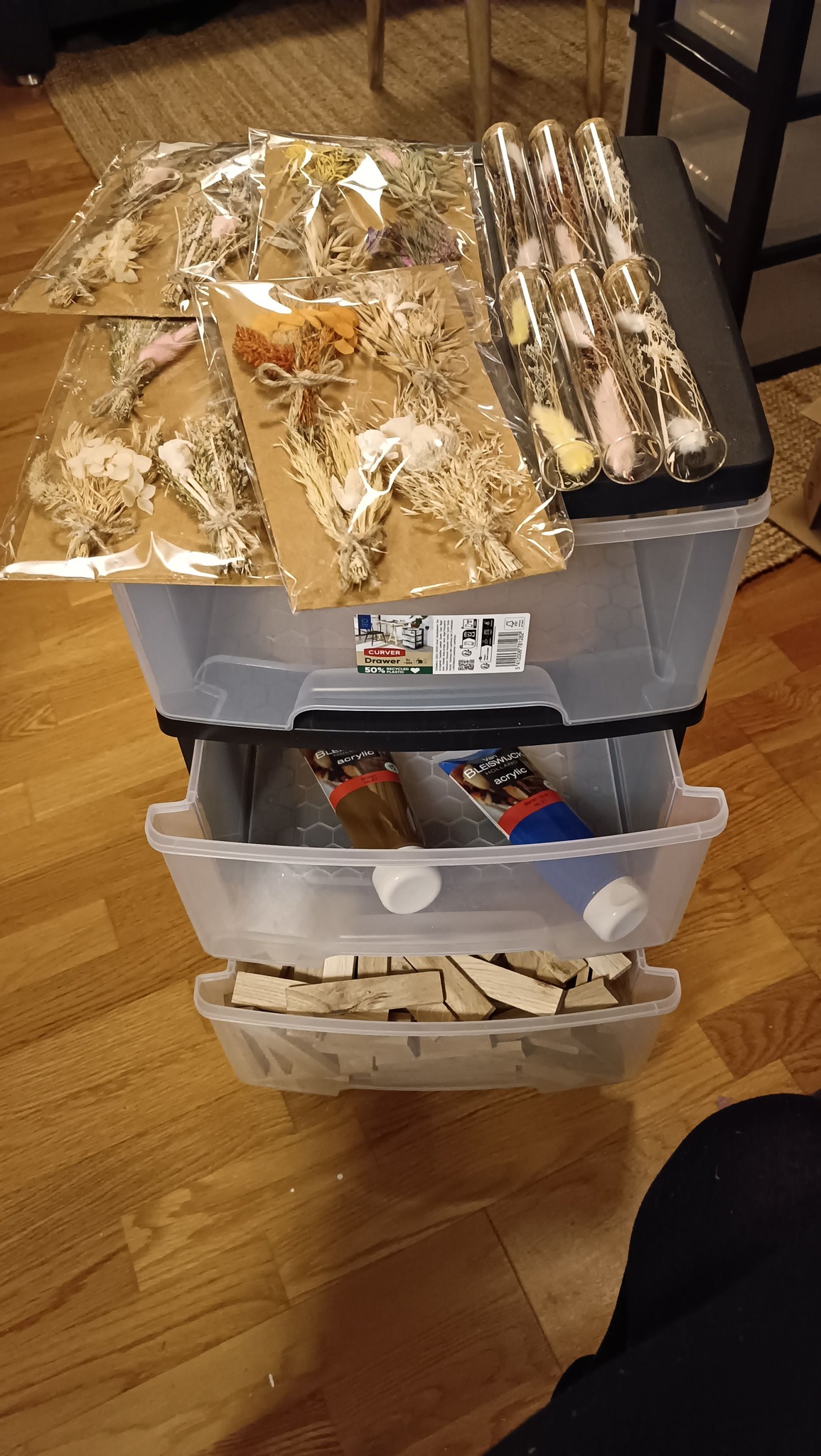 So jetzt bin ich nochmal im Action ausgeflippt.. ich wollte nur Ordnung. Insgesamt 3 große Kisten 🙈🙈 Vielen Dank auch.. ihr seid schuld 🤪 Schönes Wochenende noch, LG Lisa 😊