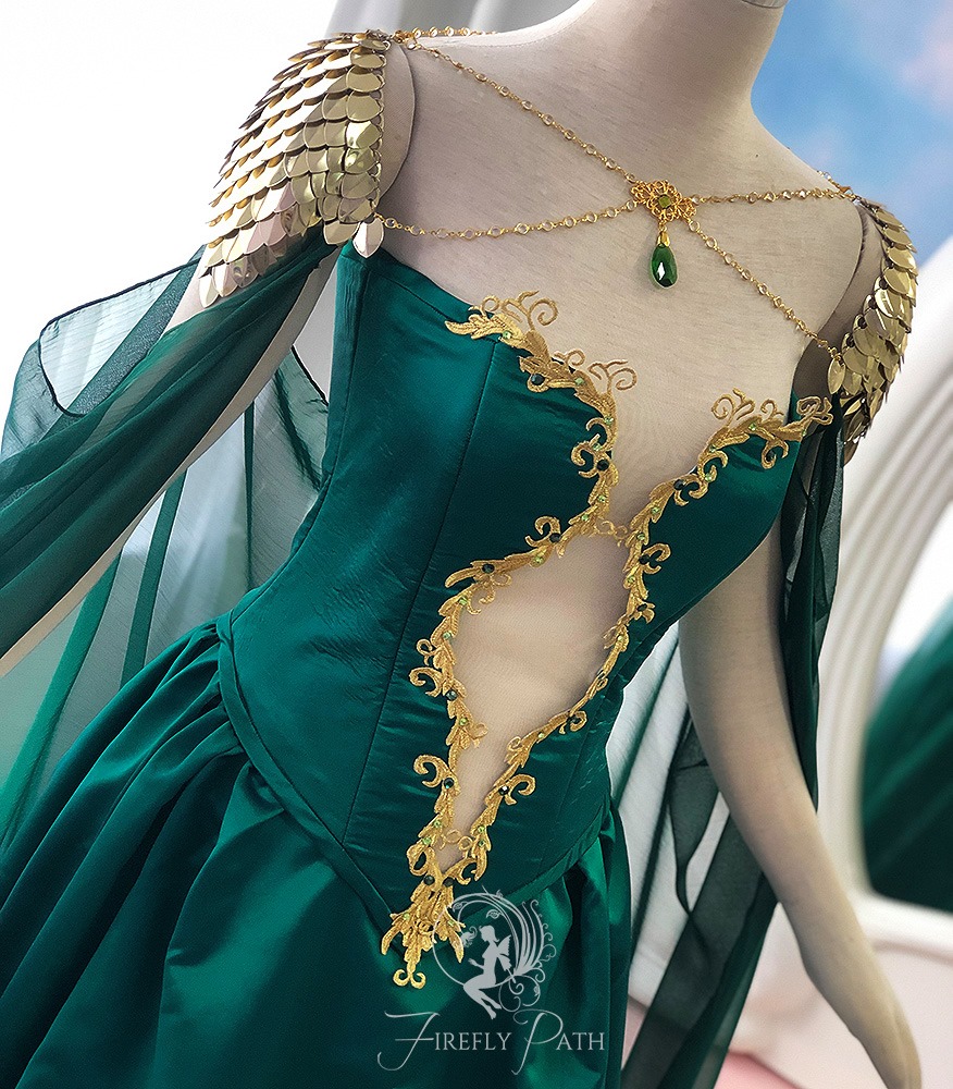 green dragon scale dress 🐉Jade Gown🐉 After making our Mail Cape Tutorial (https://www.etsy.com/listing/701656260/scale-mail-cape-tutorial) We put together this gown to match! I was playing around with a sheer heavy-duty mesh for the deep plunge in Fuchsia Dragon spikes over