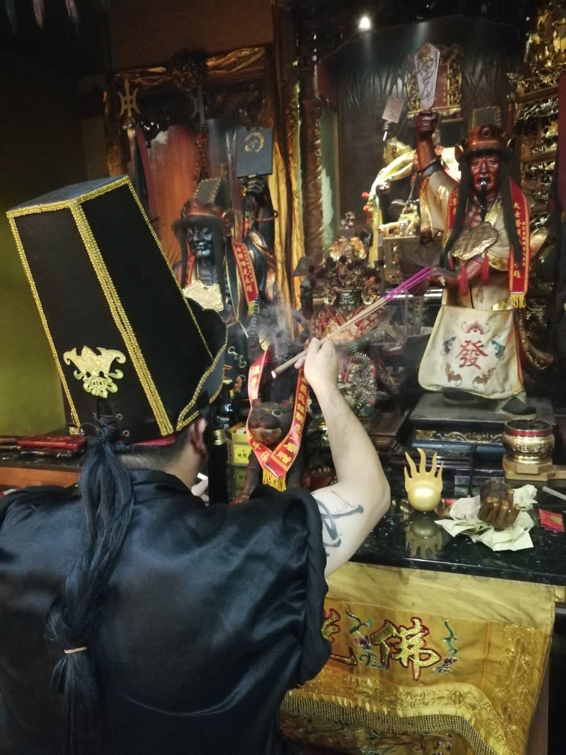 財團法人民雄開基騎虎王廟粉絲團 - 沒錯，畫面中是冥爺殿的大殿，民雄保安宮騎虎尊王搭3小時的飛機，遠渡重洋抵達馬來西亞... | Facebook