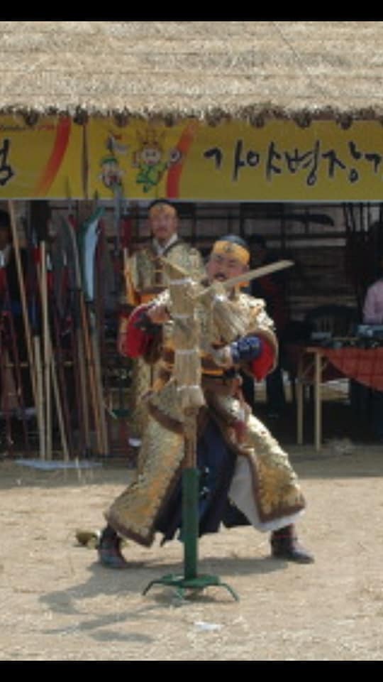 한국무예촌 - 나의 연검수련 모습과 몇장의 사진을 올려봅니다. 예전 연검을 수련하며 대나무를 연검으로... | Facebook