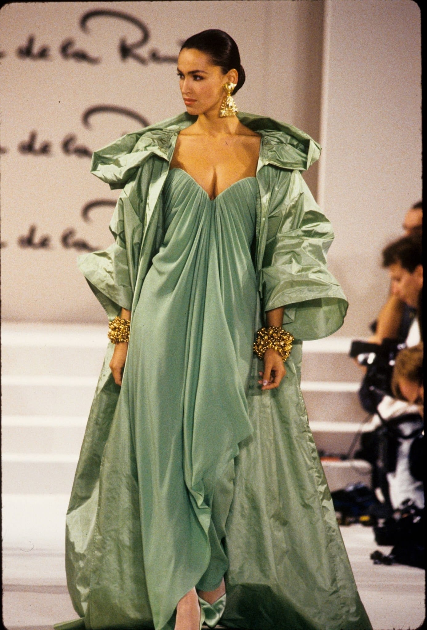 oscar de la renta 90s dresses Runway REPLAY: Ready-to-Wear Spring / Summer 1998 #90s # fashion #style #summer #fyp model-grace Linen Open-Back Maxi Dress Size:US20-UK22-EUR50