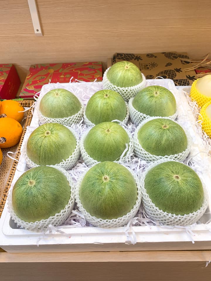 8福果鋪 - 嘿⋯⋯不認識它對吧！第一次見面對吧！長的還算討喜對吧！它⋯⋯真的有一股很香的香氣、肉質也細緻、甜度非常高... | Facebook