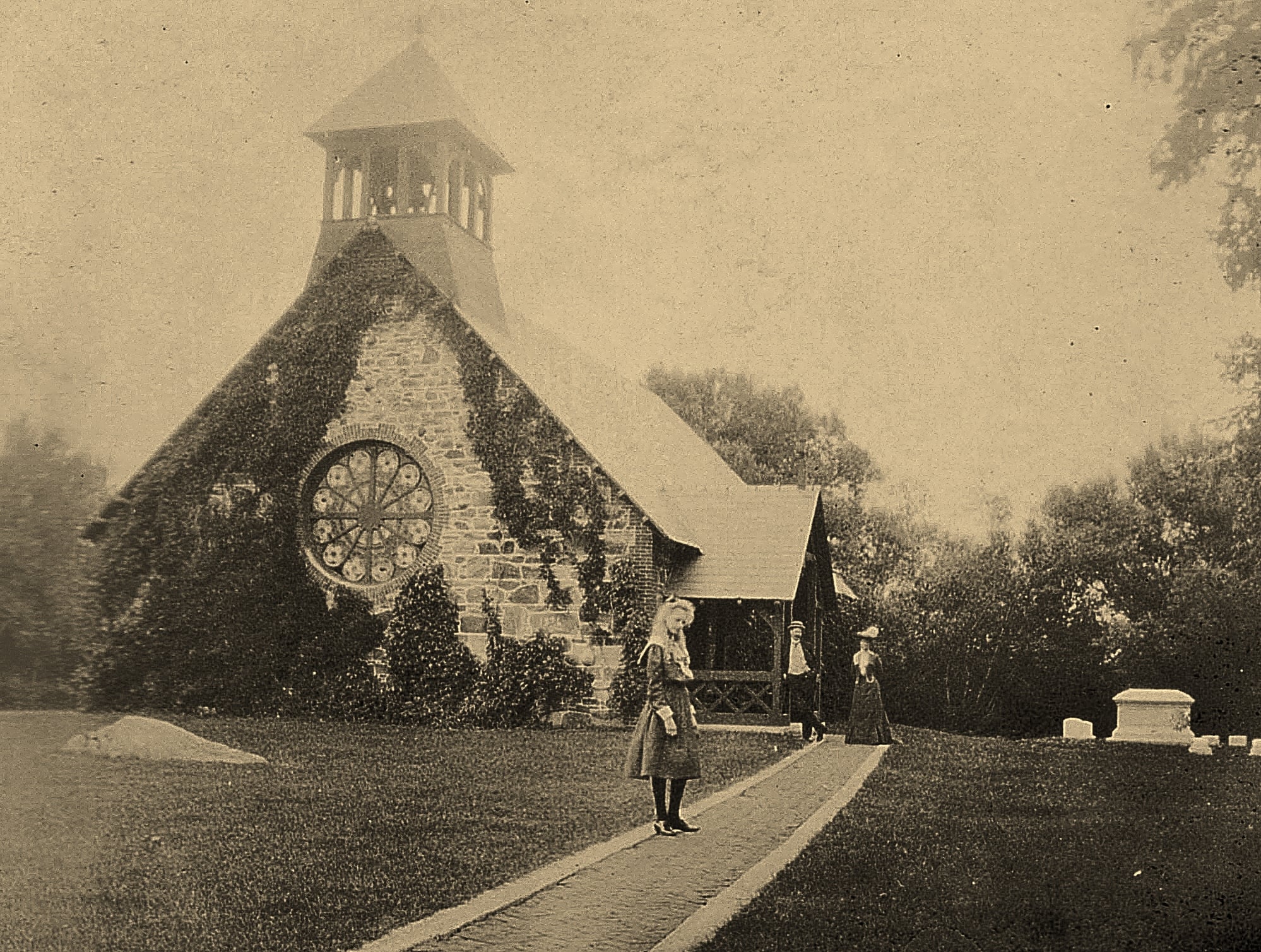 New - Family visits The St. Andrew's by the Sea Church in Rye, N.H ...