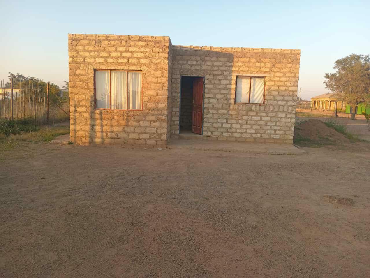 One bedroom and kitchen at Suurman Ridge Hammanskraal - Property For ...
