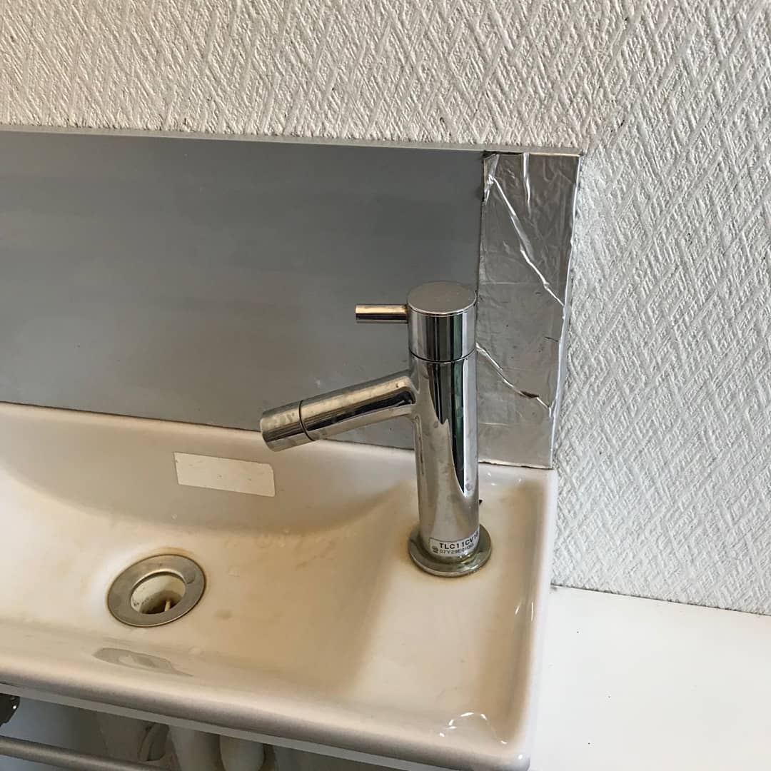 山六設備 トイレの手洗い場の水はね防止パネルの取り替え工事を行いました 水道屋ですが こういう事もやってます Facebook