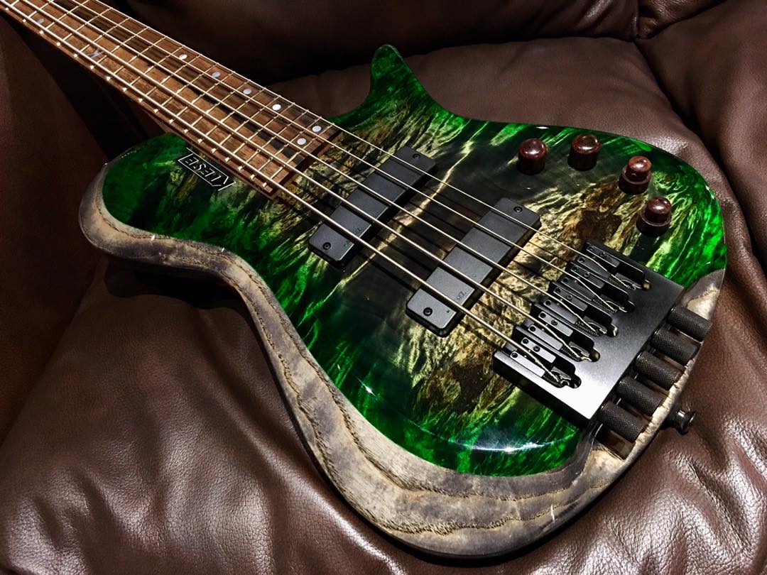 Such an insane top on this Zeus Bass.