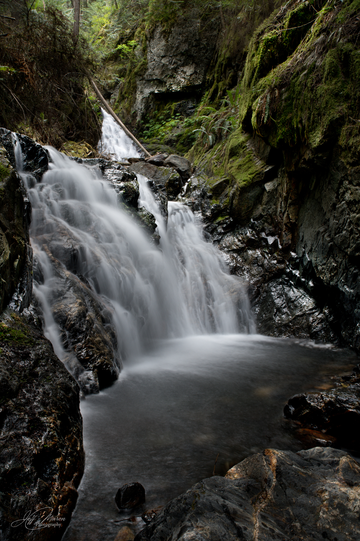 置物 Valley Waterfall Unique waterfall in Chilliwack River Valley, BC