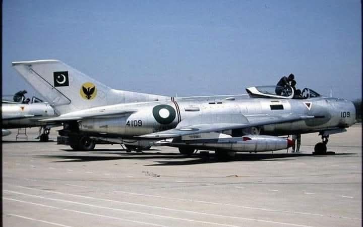 洋書 MiG-19 Day Interceptor & Two-seat varian 洋書 MiG-19 Day