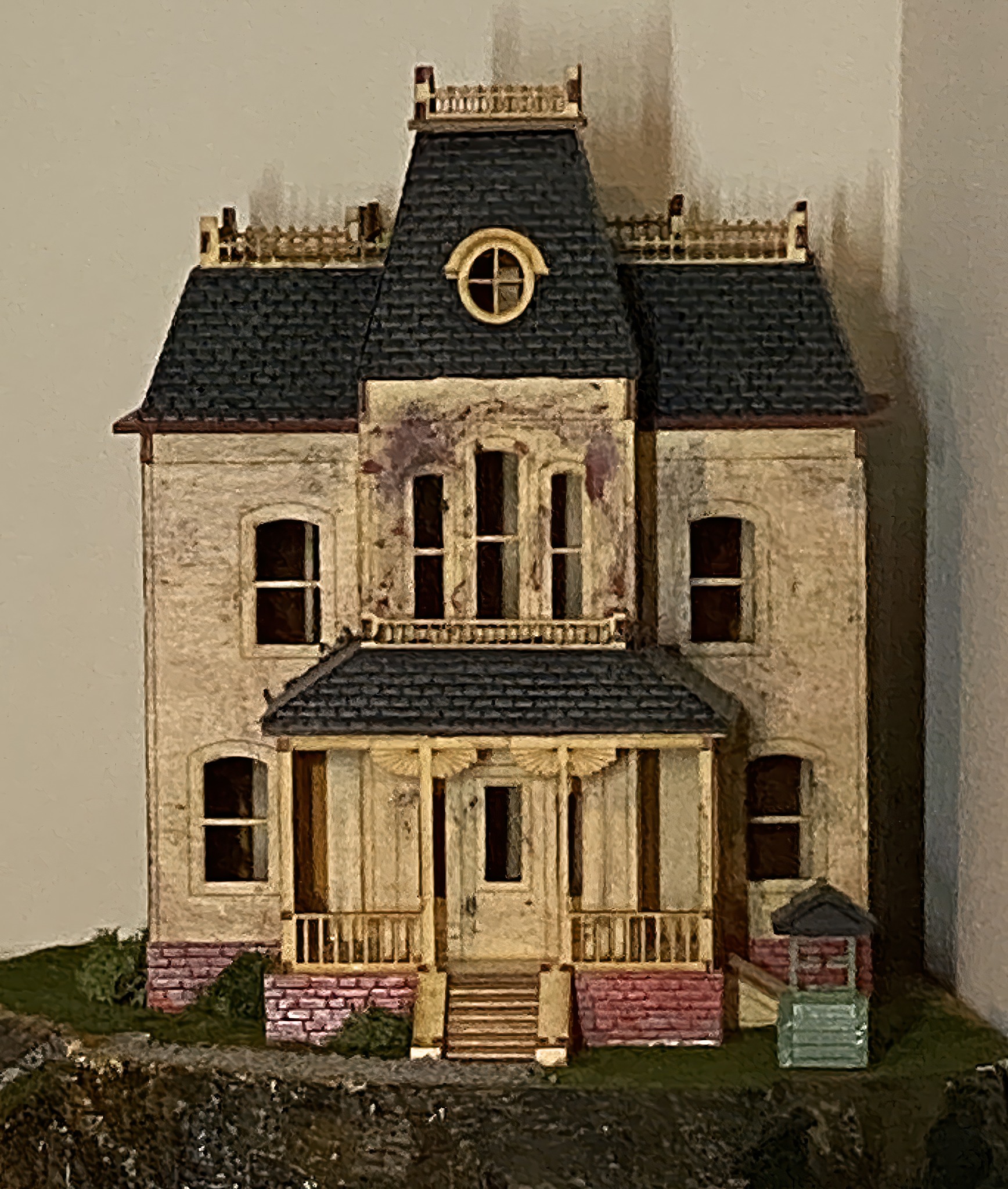 Psycho Bates Mansion Diorama Construction and Details