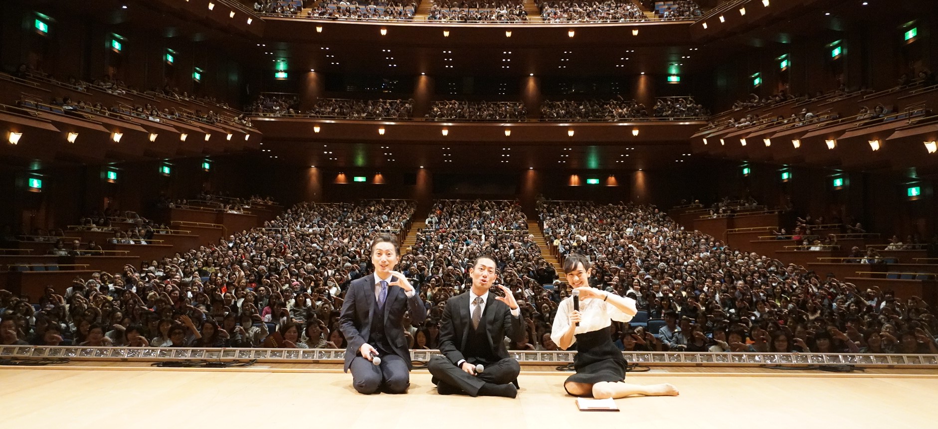 錦秋特別公演 中村勘九郎 中村七之助 錦秋特別公演2019 10月17日 木 16時開演 三重 津 三重県文化会館 大ホールにて 15周年特別企画 芸談コーナーでお客様にもご協力いただき記念撮影です ありがとうございました Facebook