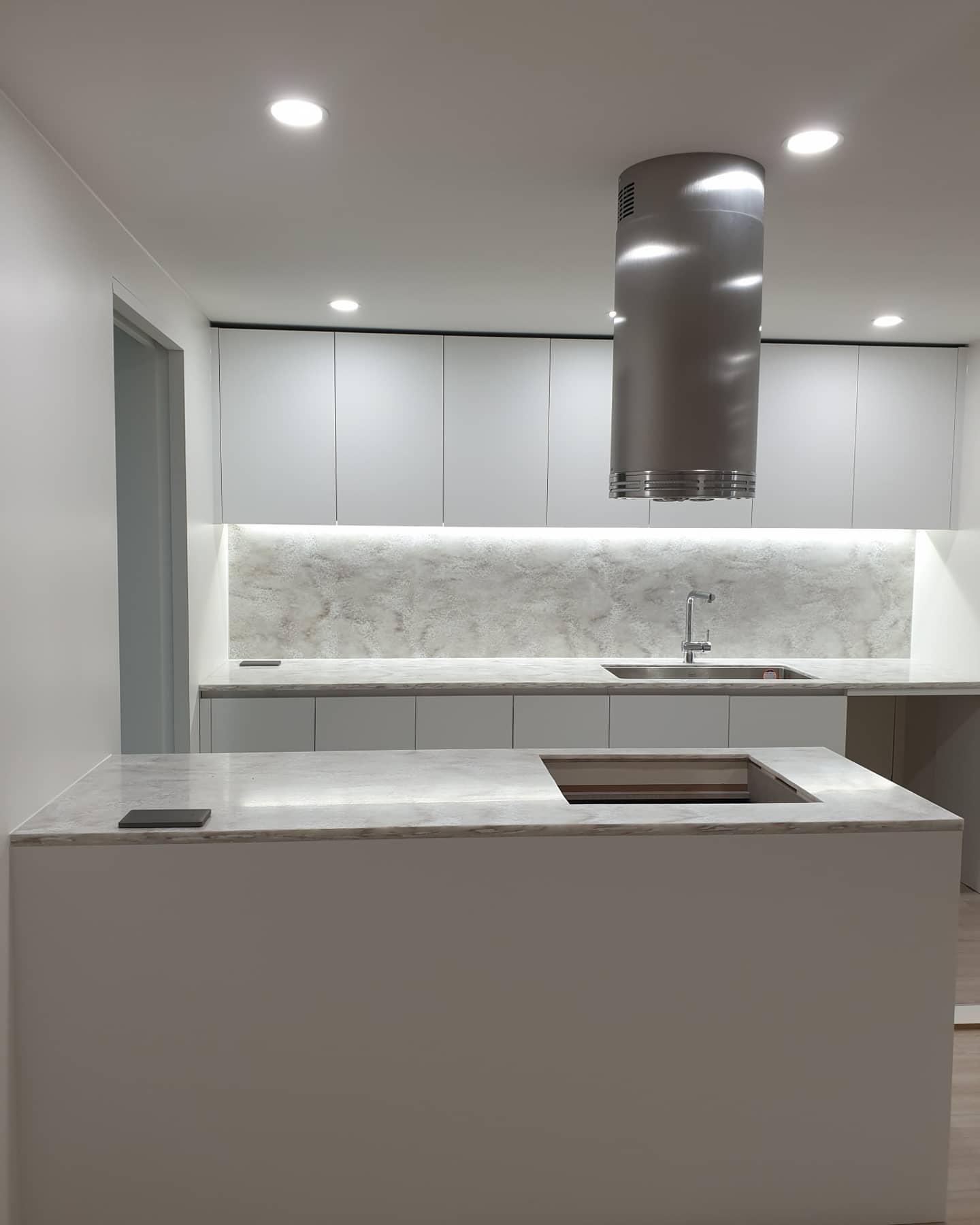 #주방가구제작 #싱크대디자인 #매트화이트주방 #상부장간접조명... - youngrim_interior