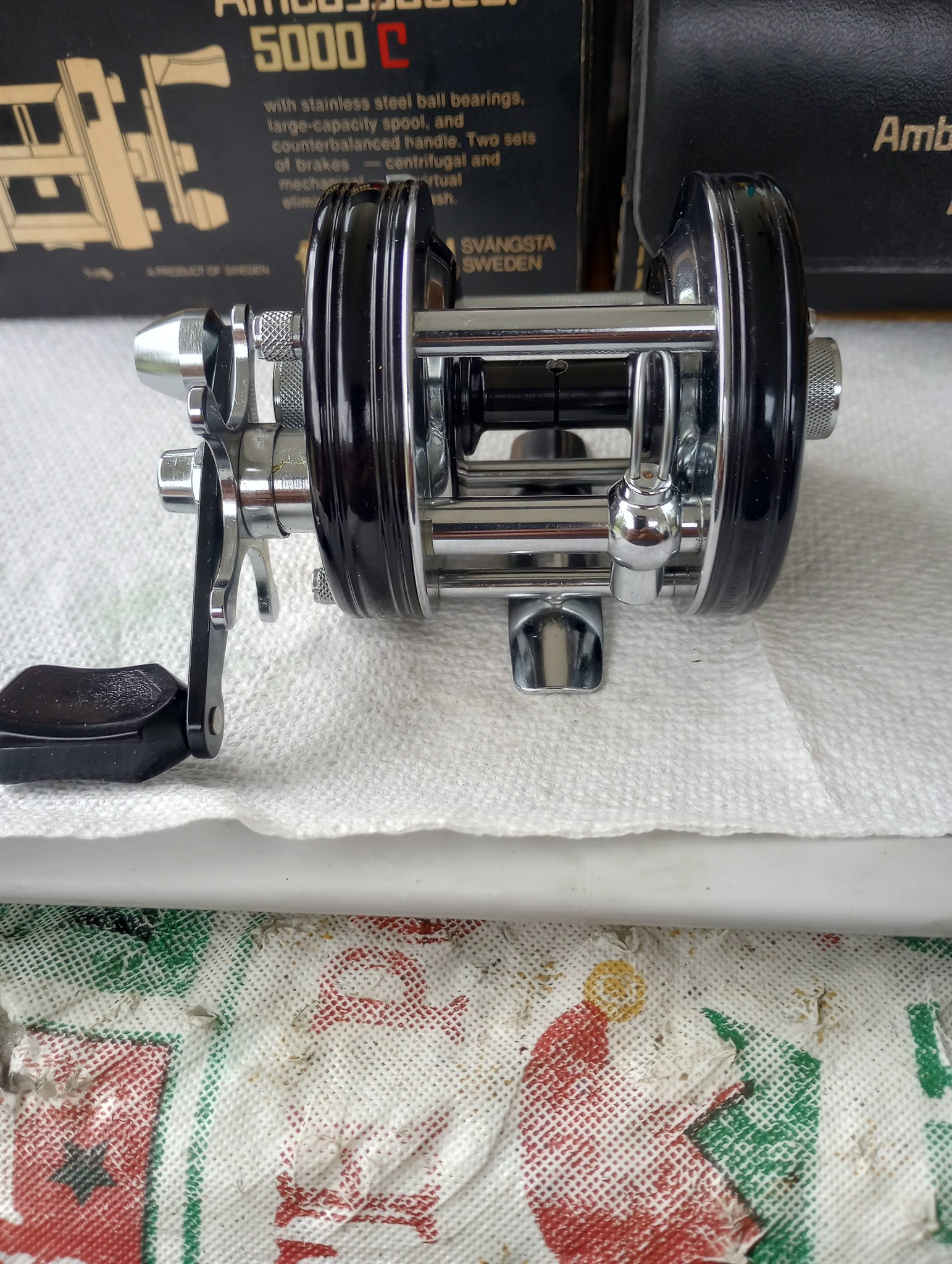 Unboxing vintage Abu Ambassadeur 5000C reel from 1973