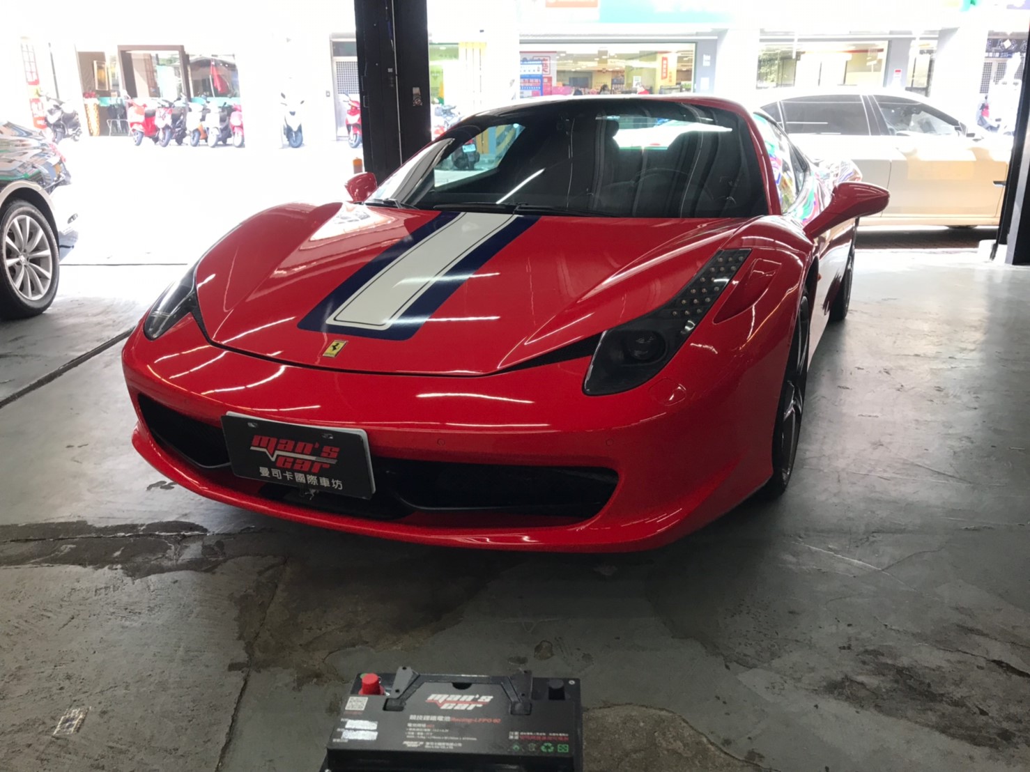曼司卡國際有限公司 - Ferrari 458spider更換曼司卡鋰鐵電池80AH 法拉利電池位置在副駕駛座下面...