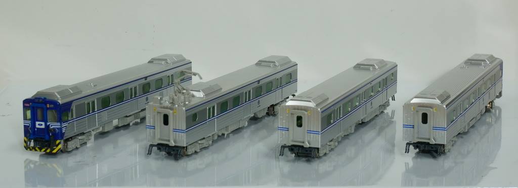 EMU600定價說明因為這是三鶯重工第一次完全生產製造鐵道模型 除了電動馬達和車輪外 95 以上 從含設計 模具 射出 噴漆 印刷 塗裝 包裝等 都在台灣生產 生產製造成本遠比大陸生產高上許多 三鶯重工秉持一貫理念 降低鐵道模型入門門檻 以推廣鐵道文化 故以