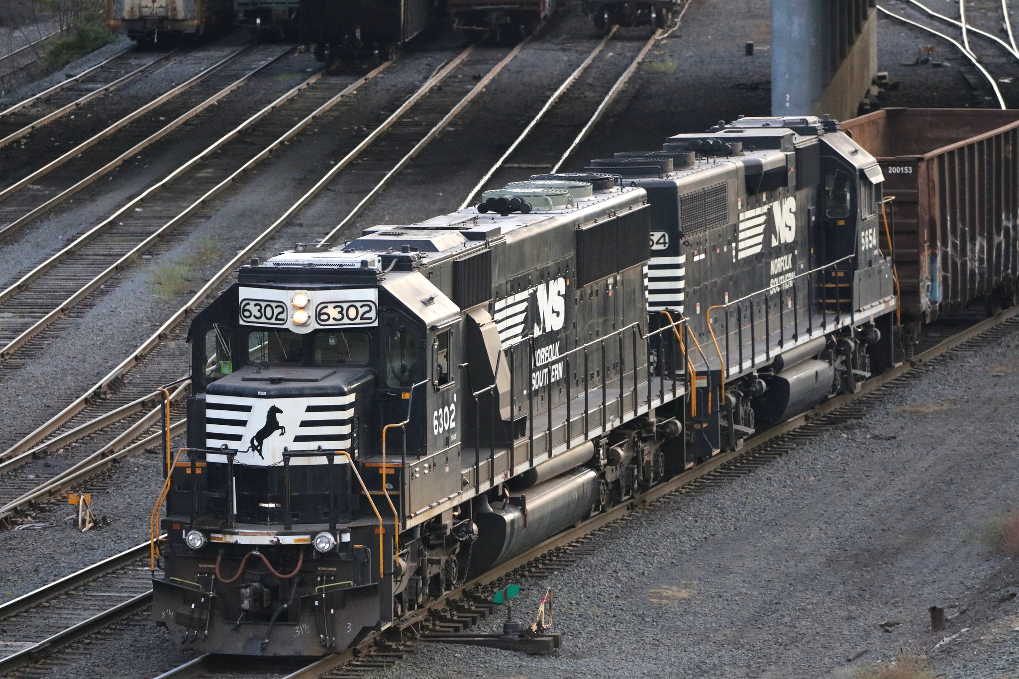 An NS SD40E & a GP38-2 working in tandem at the North end of the 