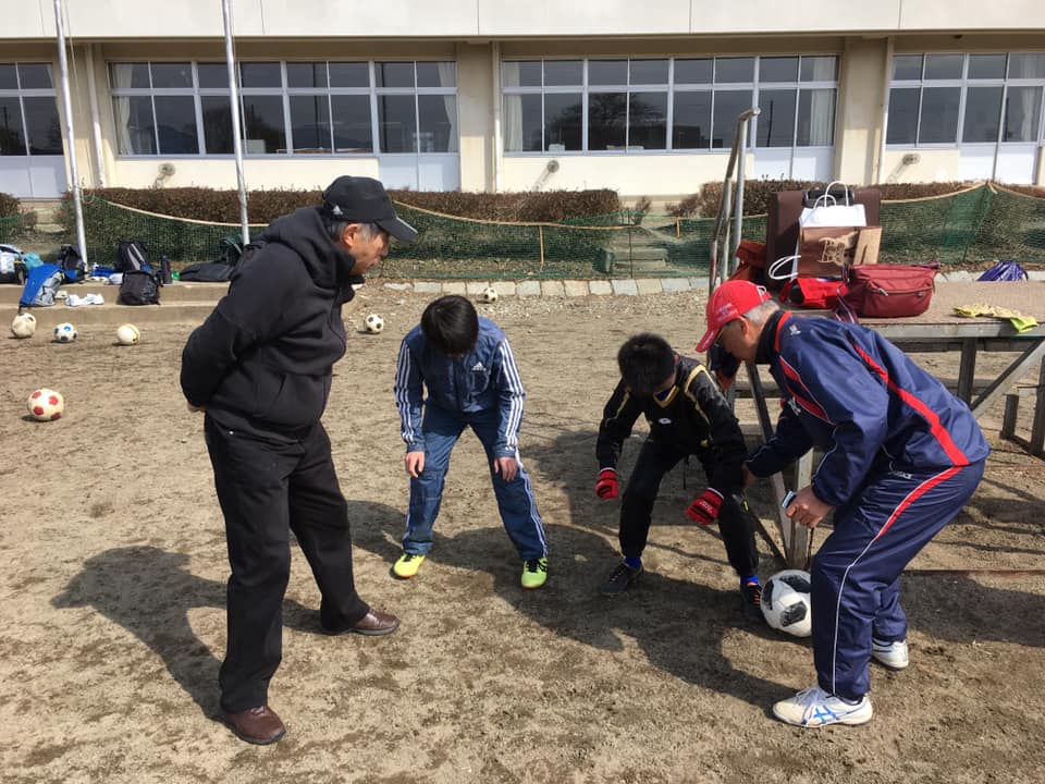 青山サッカー少年団 本日は青山6年生 ヴェレイズ大新6年生で厨川中サッカー部の練習に参加させていただきました スペ Facebook