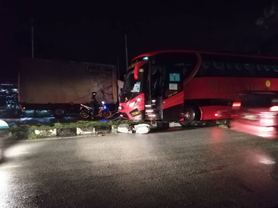 Bprians Kemalangan Membabitkan Bas Mayang Sari Di Parit Facebook