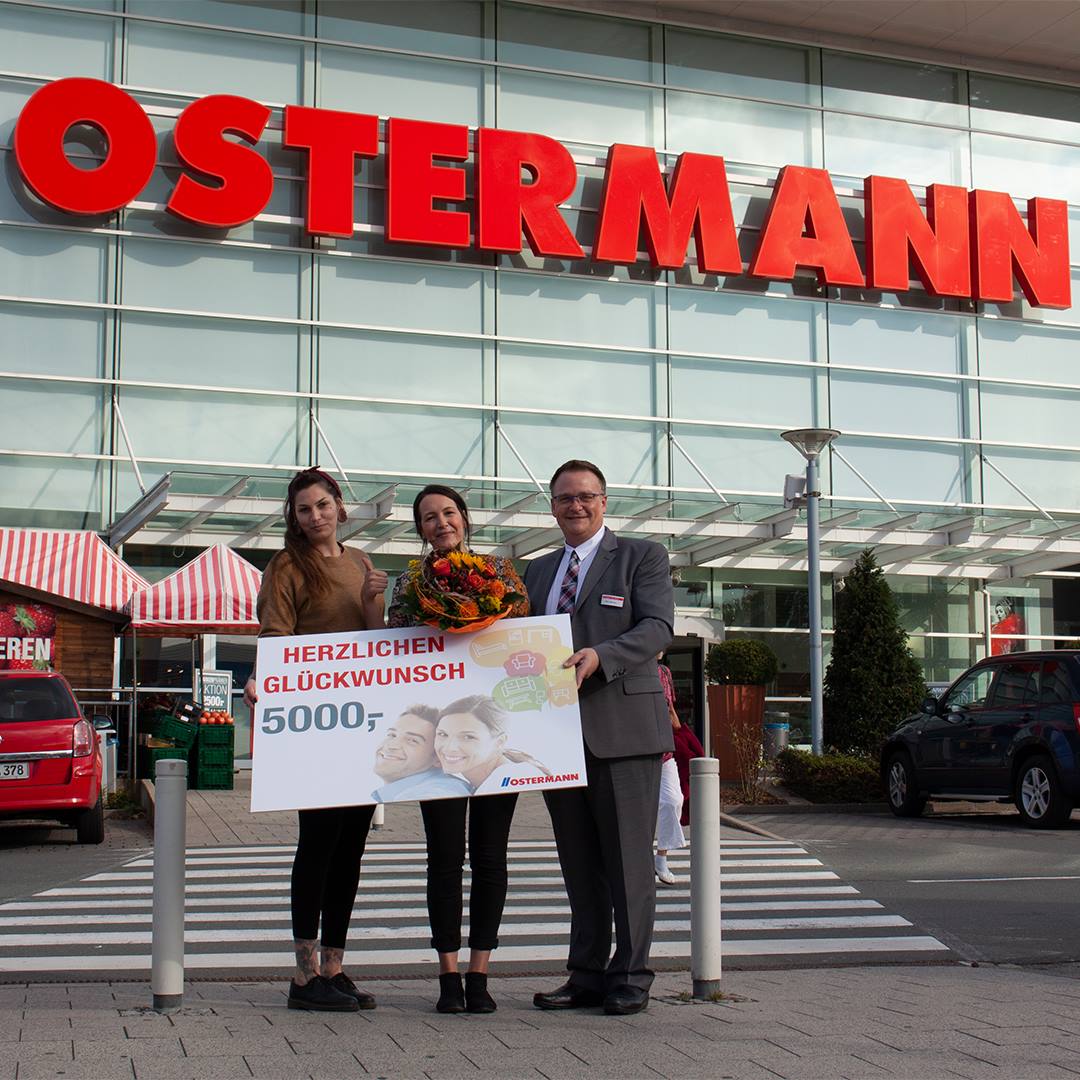 🎉Herzlichen Glückwunsch!👏 Melanie ist die glückliche Gewinnerin des 5.000 €-Gutscheins, den wir im Zusammenhang mit unserer NEU-Eröffnung in Leverkusen verlost haben. Wir wünschen ihr viel Freude beim Aussuchen ihrer Lieblingsmöbel! #OSTERMANN