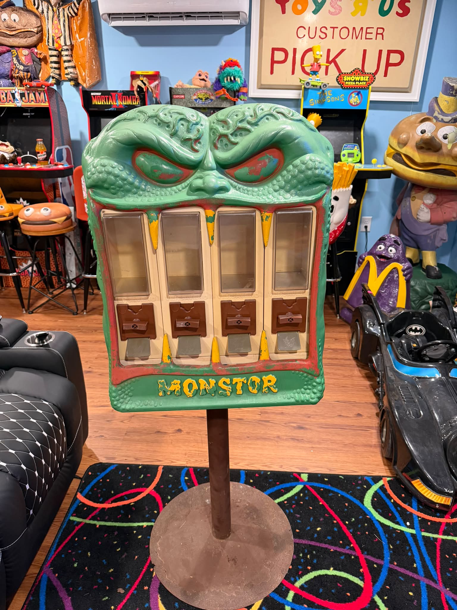 Managed to pickup this 1988 Monstor Vending Machine!