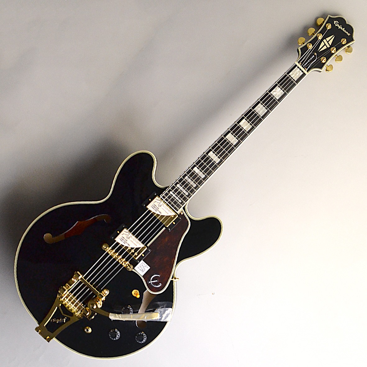 黒×金×セミアコという洗練された佇まいのエピフォン ジョー