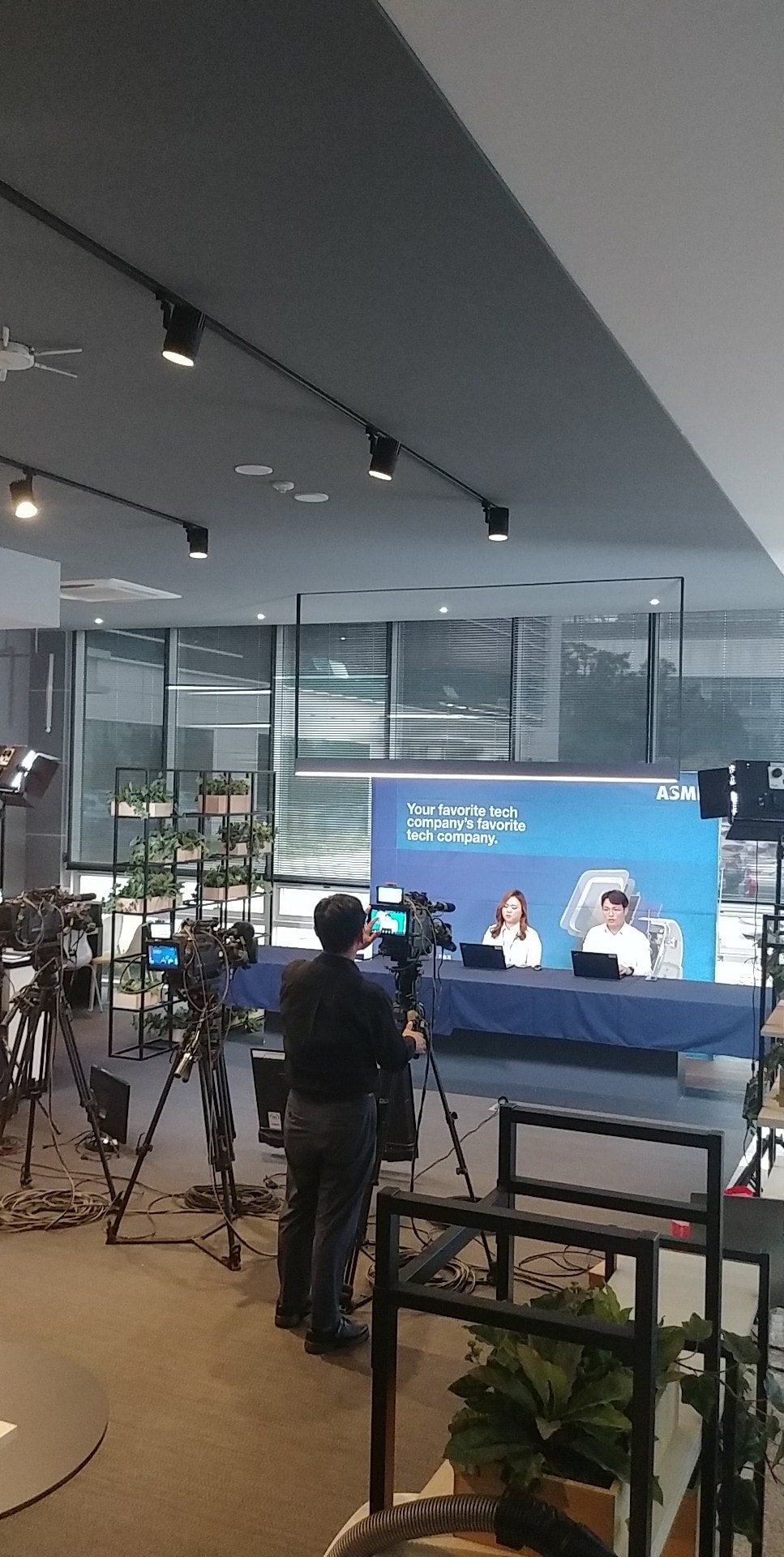 ASML - 오늘 진행하는 Facebook Live 준비중입니다. ASML에 관심이 있는 많은 분들과...