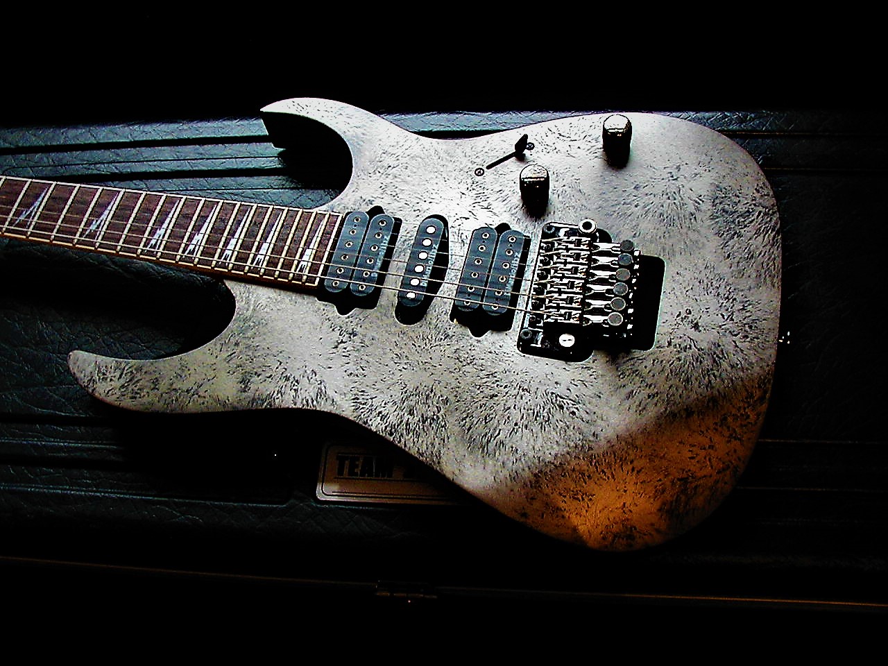 Prestige RG2570Z-DSP. Dark Space Finish: