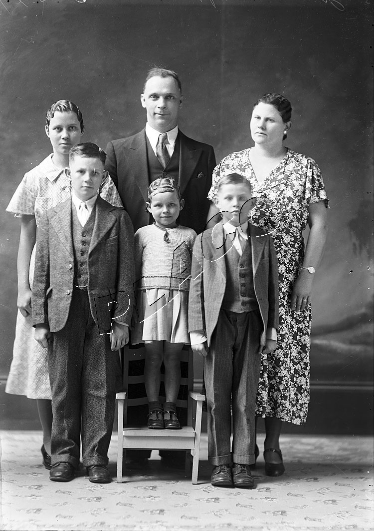 MR. & MRS. JAMES CRAFT FAMILY DIGITAL 52451 Portrait of the family of ...