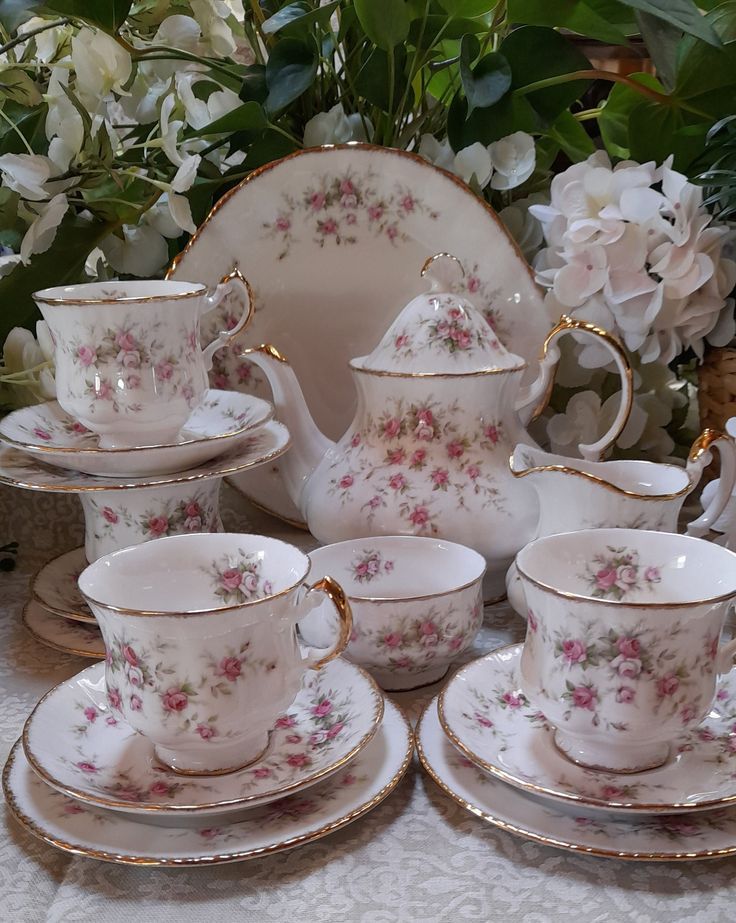 Royal Albert / Paragon Victorian Rose Tea Set