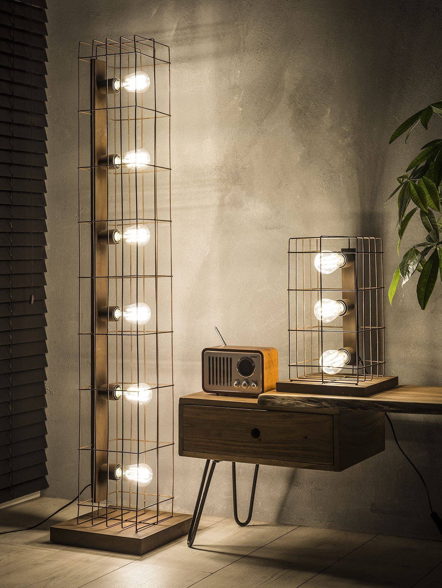 💡Wenn Du gerne ausgefallene Deko-Elemente nutzt, dann sollte diese Tischleuchte auf jeden Fall in Dein Repertoire gehören. Der total angesagte Industrie-Look dieser Lampe bringt den Retro-Chic zu Dir nach Hause.💡 #OSTERMANN #wohnaccessoires #