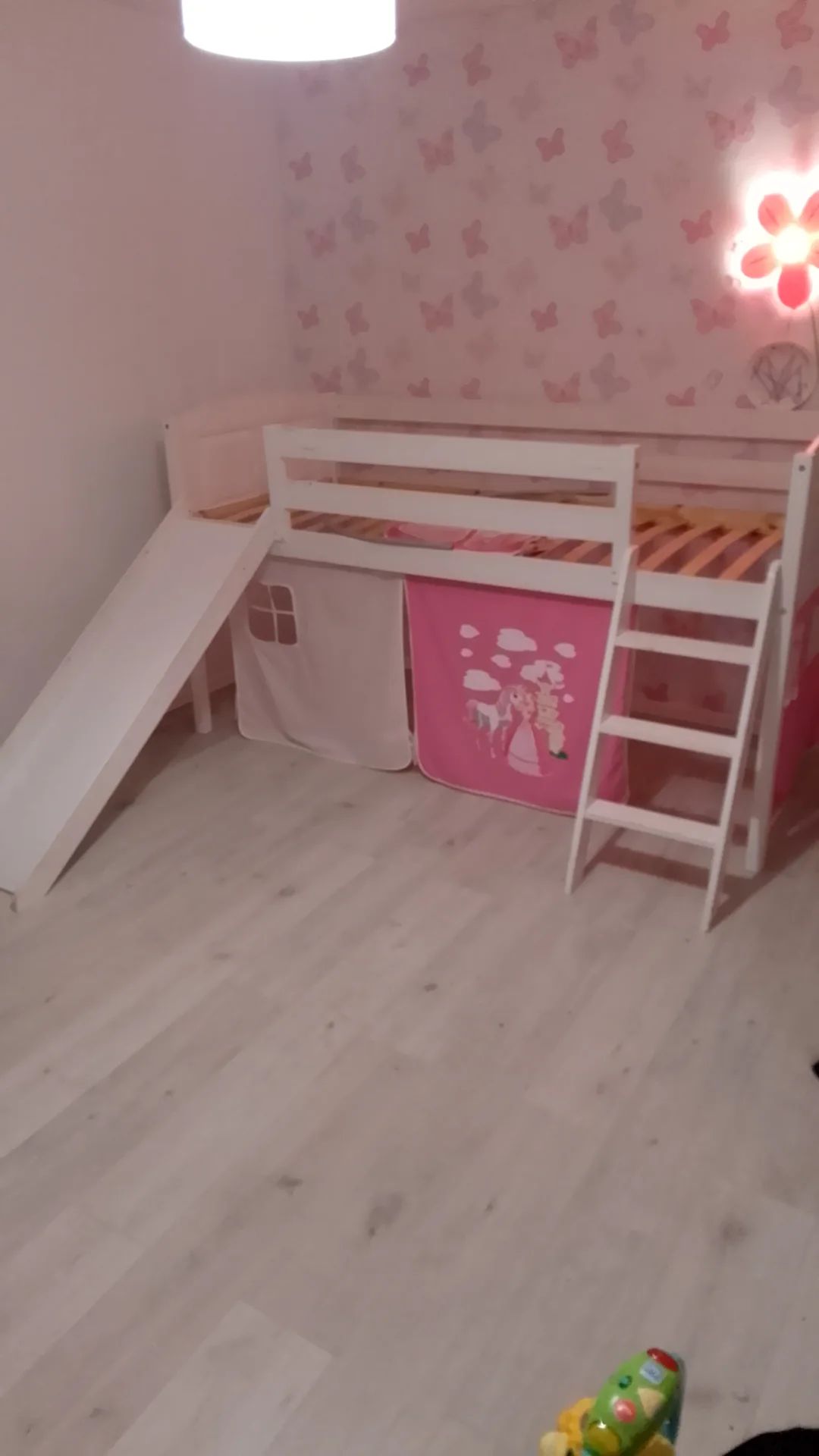 Kinderbett zu verschenken an Familie denen es finanziell nicht so gut geht. Das Bett muss selbst abgeholt und abgebaut werden, hat ein paar Gebrauchsspuren ansonsten im super Zustand. Bei Interesse gerne PN