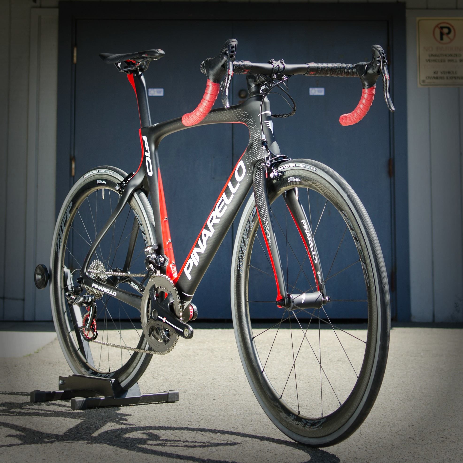 Dogma F10 Black Lava, combines perfectly Matt Carbon and Shiny Red 