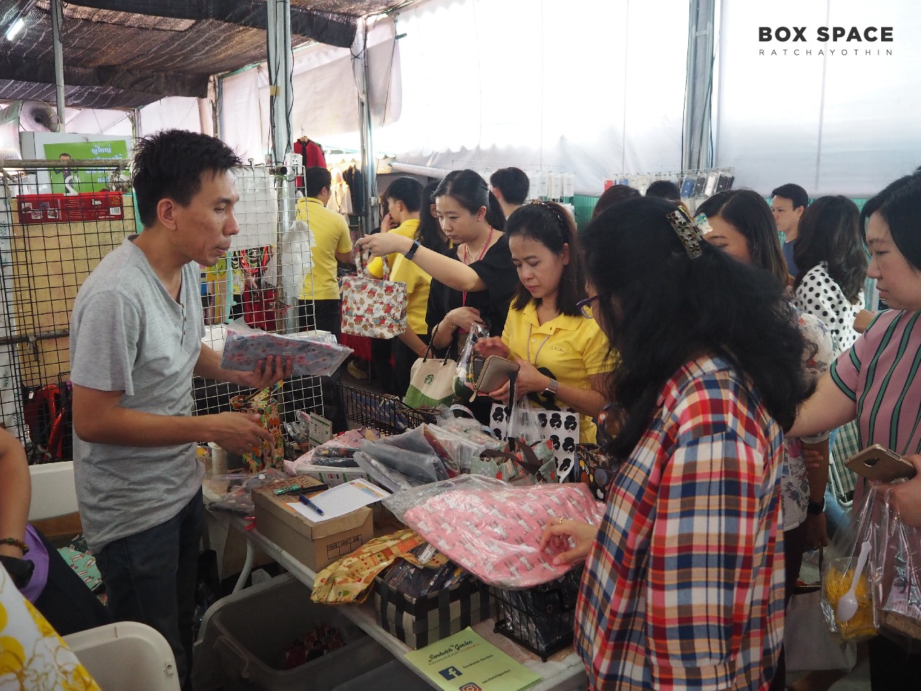 BOX SPACE Ratchayothin - เช้านี้คนจะแน่นหน่อยๆ มาช้อปกันเร็วว กับสินค้า ...